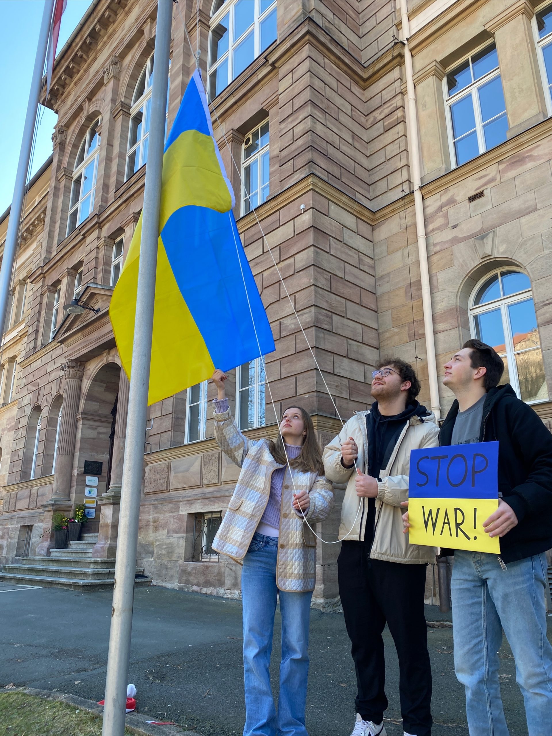 Schulsprecher hissen die Ukraine-Flagge vor dem MGF
